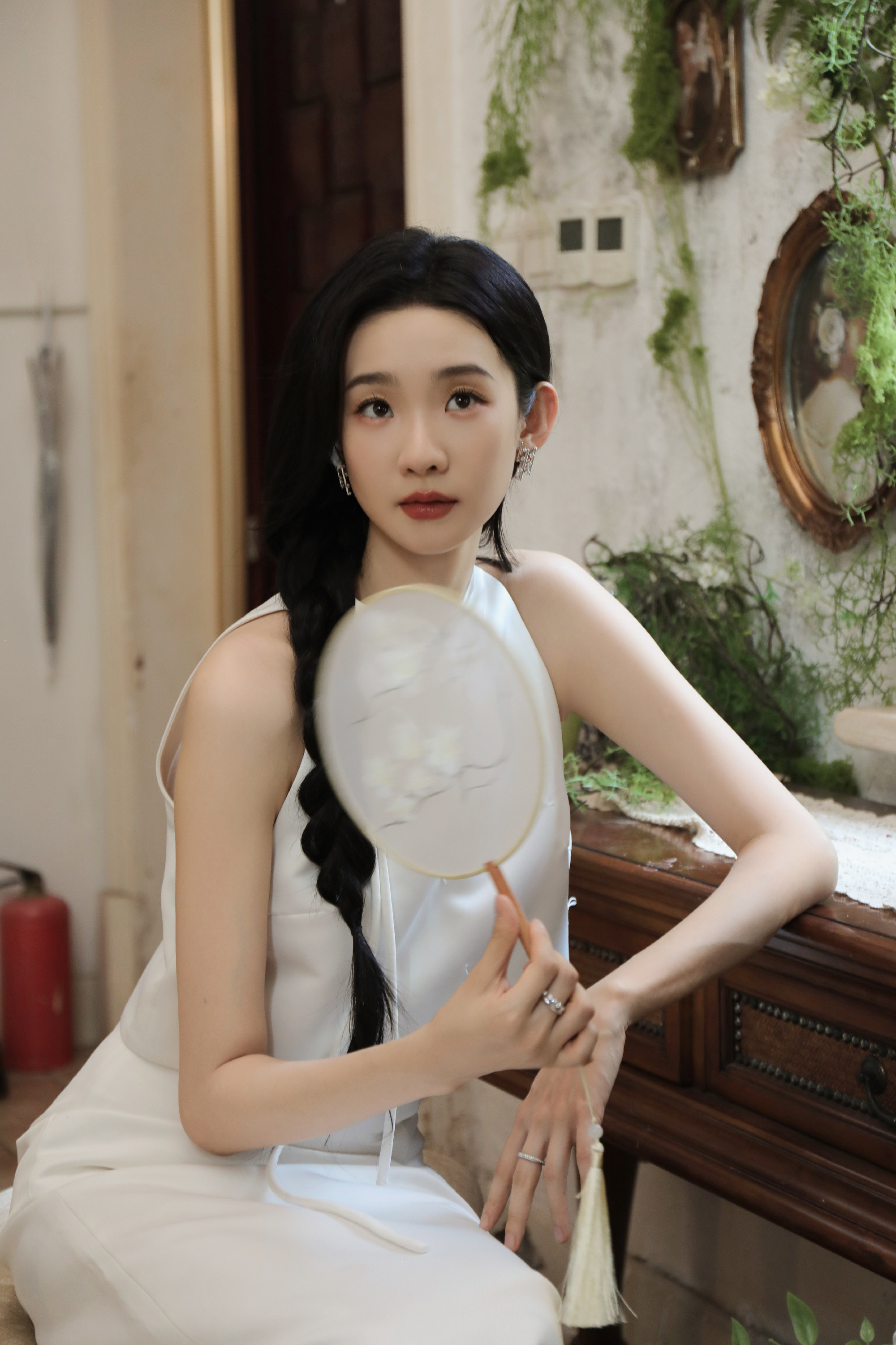 张艺凡，麻花辫古典白裙，韵味十足温婉可人​​​