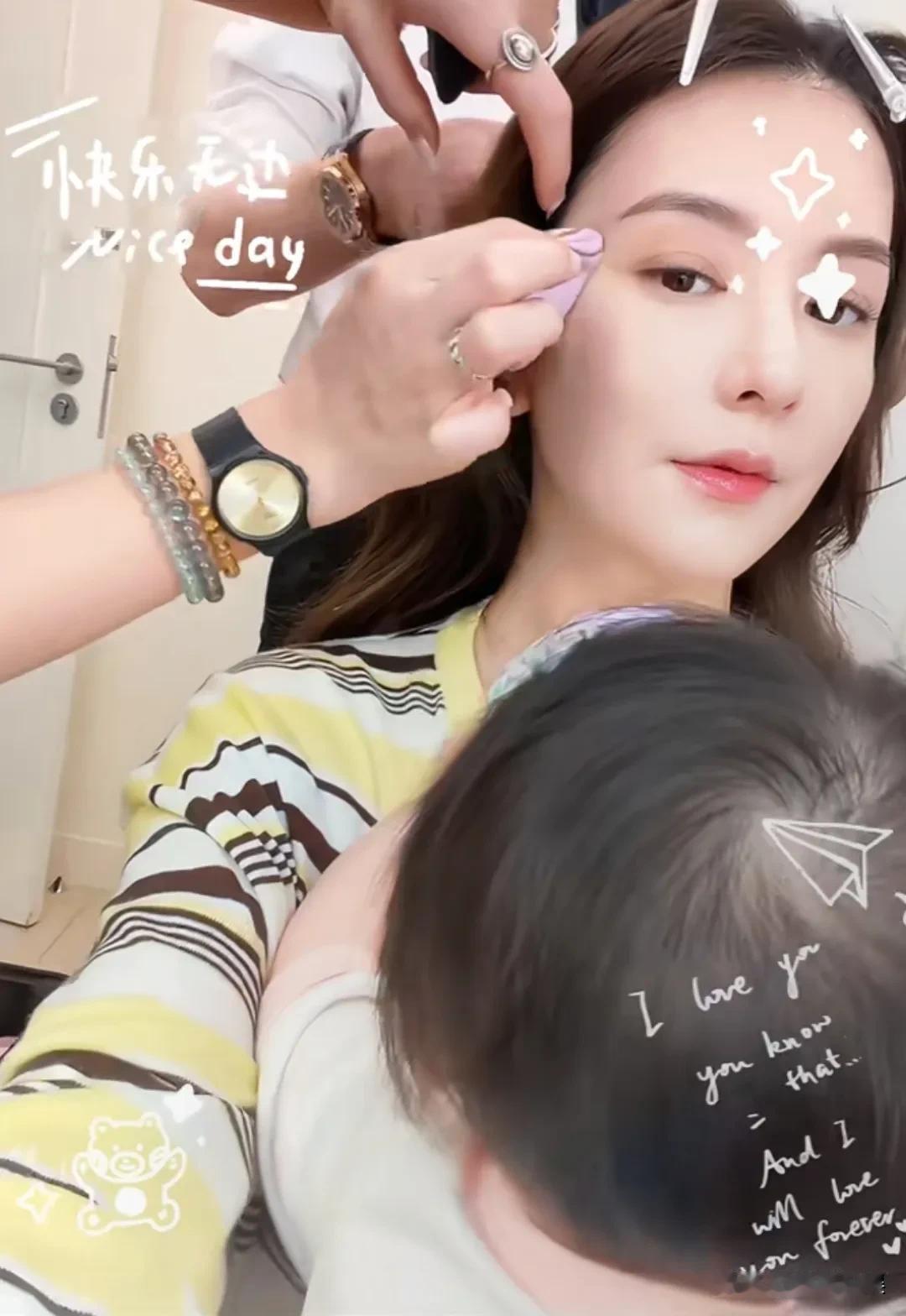 方媛罕见晒和小女儿的日常照，七个多月的小姑娘已经很活跃了，会坐在妈妈膝盖上和妈妈