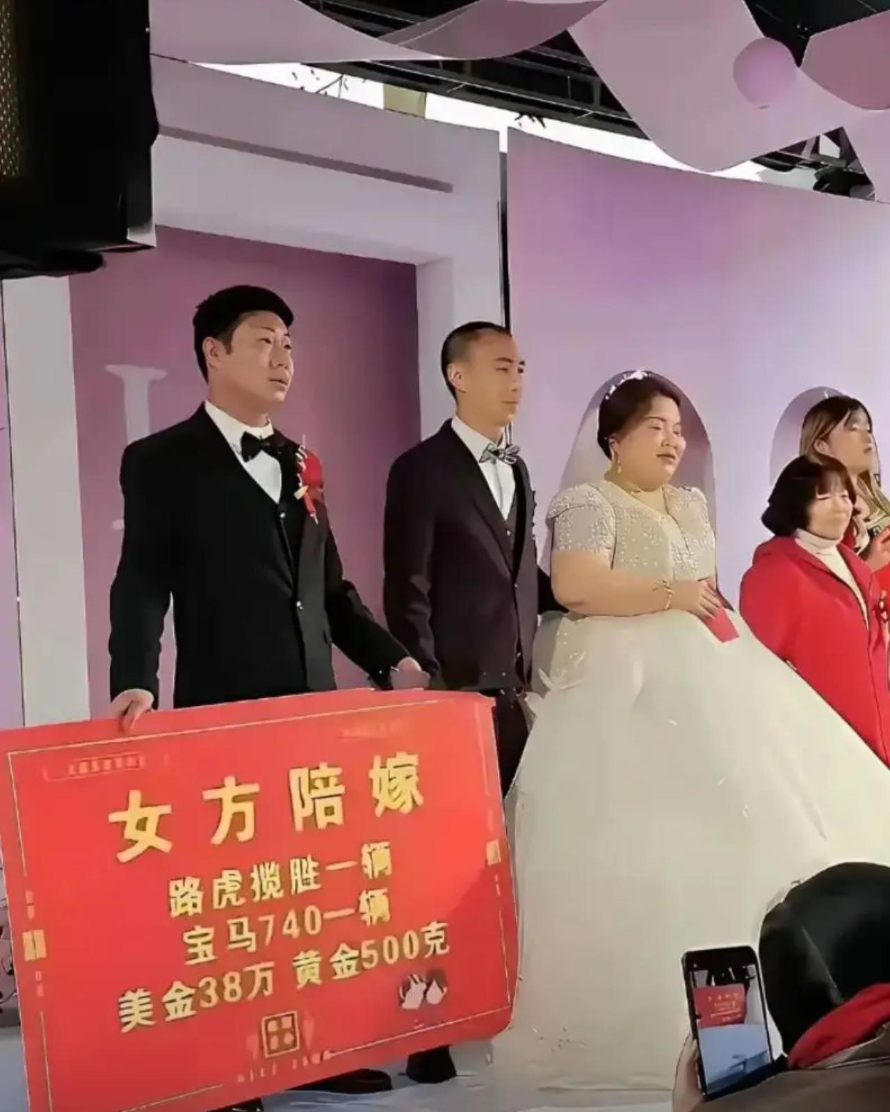 婚礼上新郎站得笔挺，脸上半点儿新婚的笑意都没有，凝重得像是来赶项目验收的乙方。