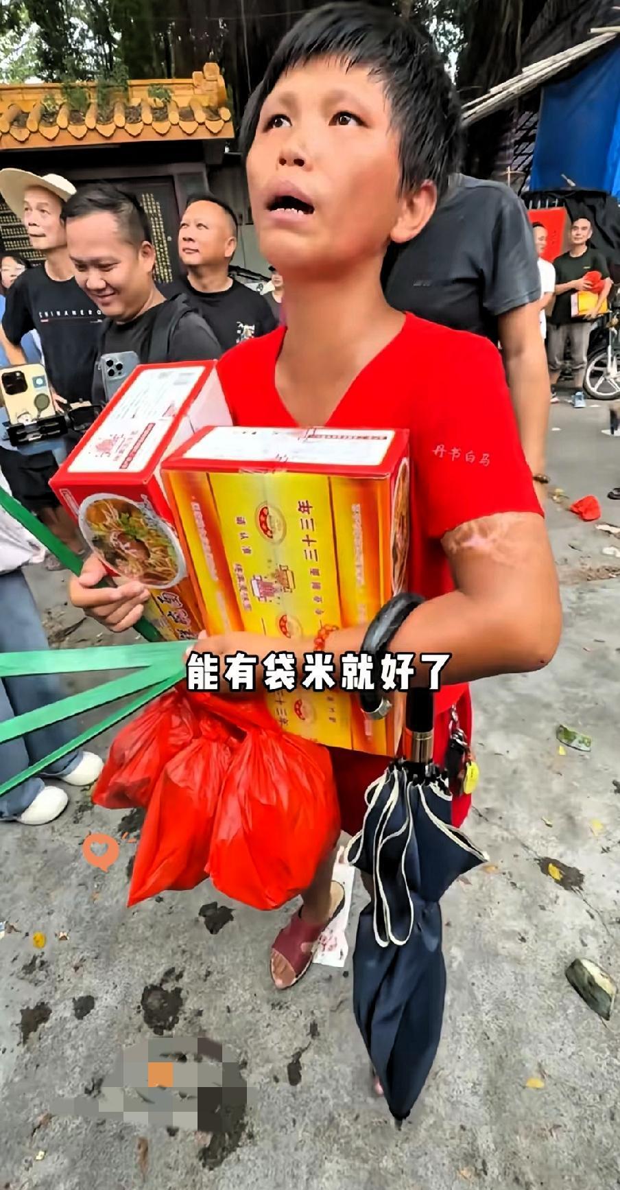 这两天被潮汕施孤现场的一位红衣女子刷屏了。​她刚出生就被亲生父母抛弃了，养父母