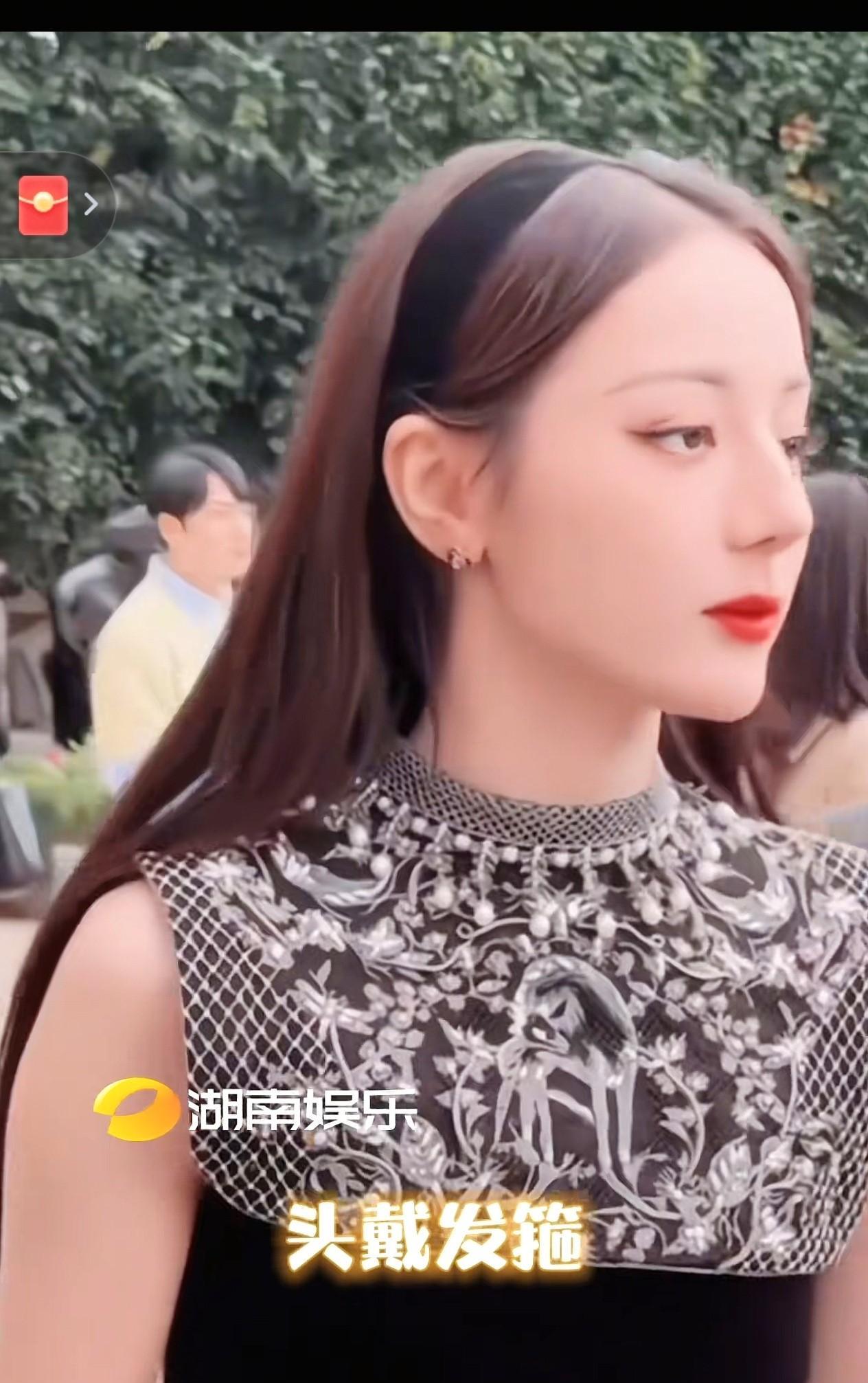 流水的秀场铁打的热巴迪丽热巴就这样继续闪耀秀场吧巴黎时装周的聚光灯下，迪丽热