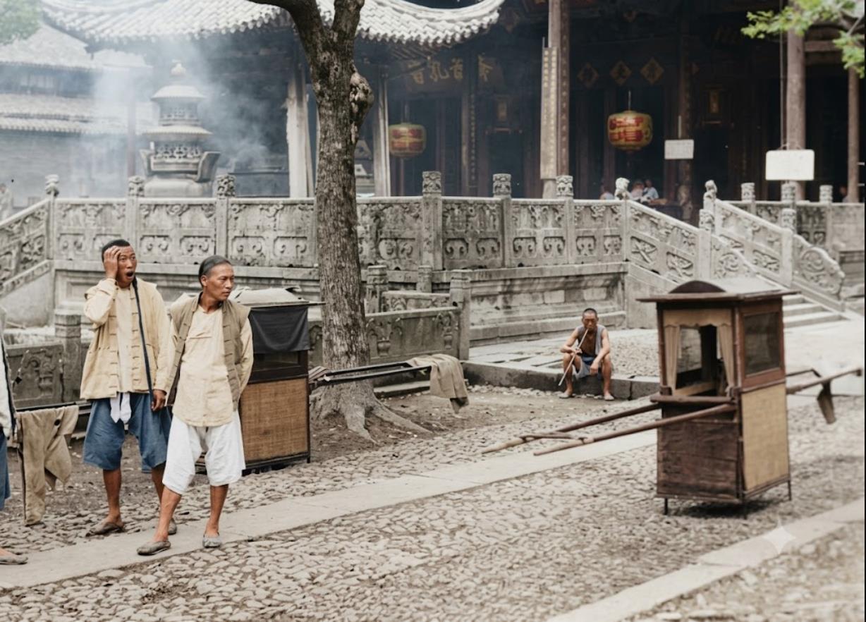 清末民初，一处古刹庭院，香客乘轿进山礼佛、轿夫就地等候歇息。寺院主殿殿檐下悬挂