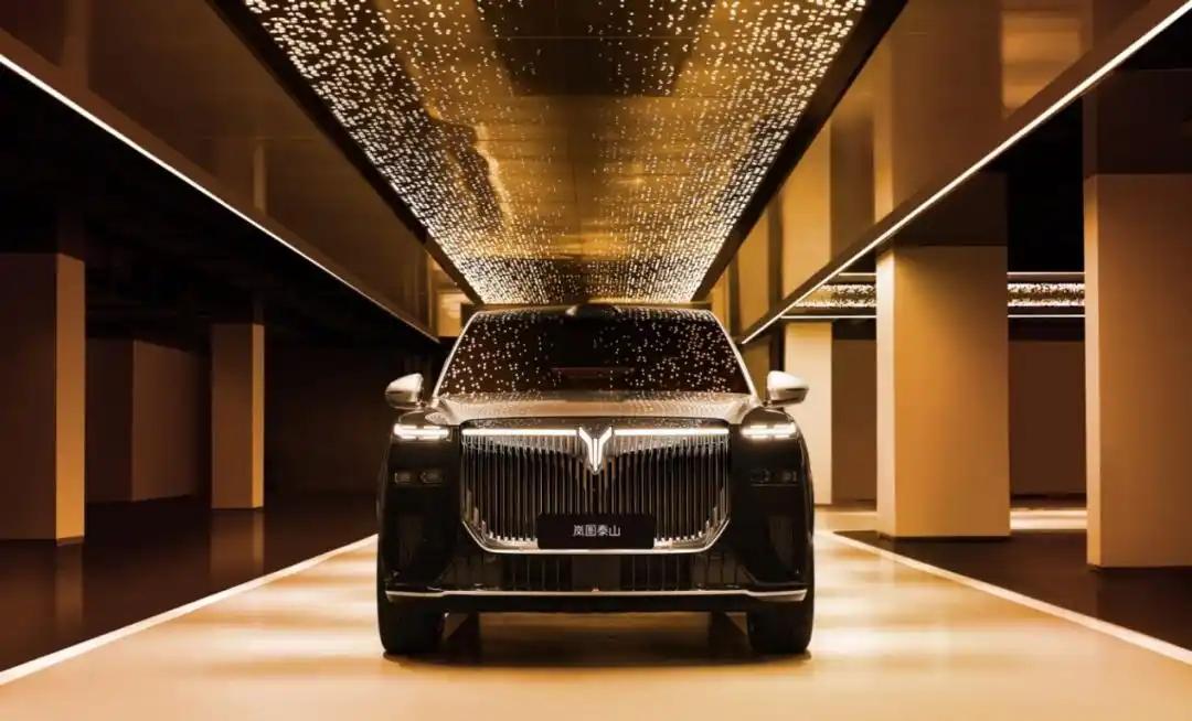 岚图泰山于2025年11月18日正式上市，起售价37.99万元，提供Max、Ma