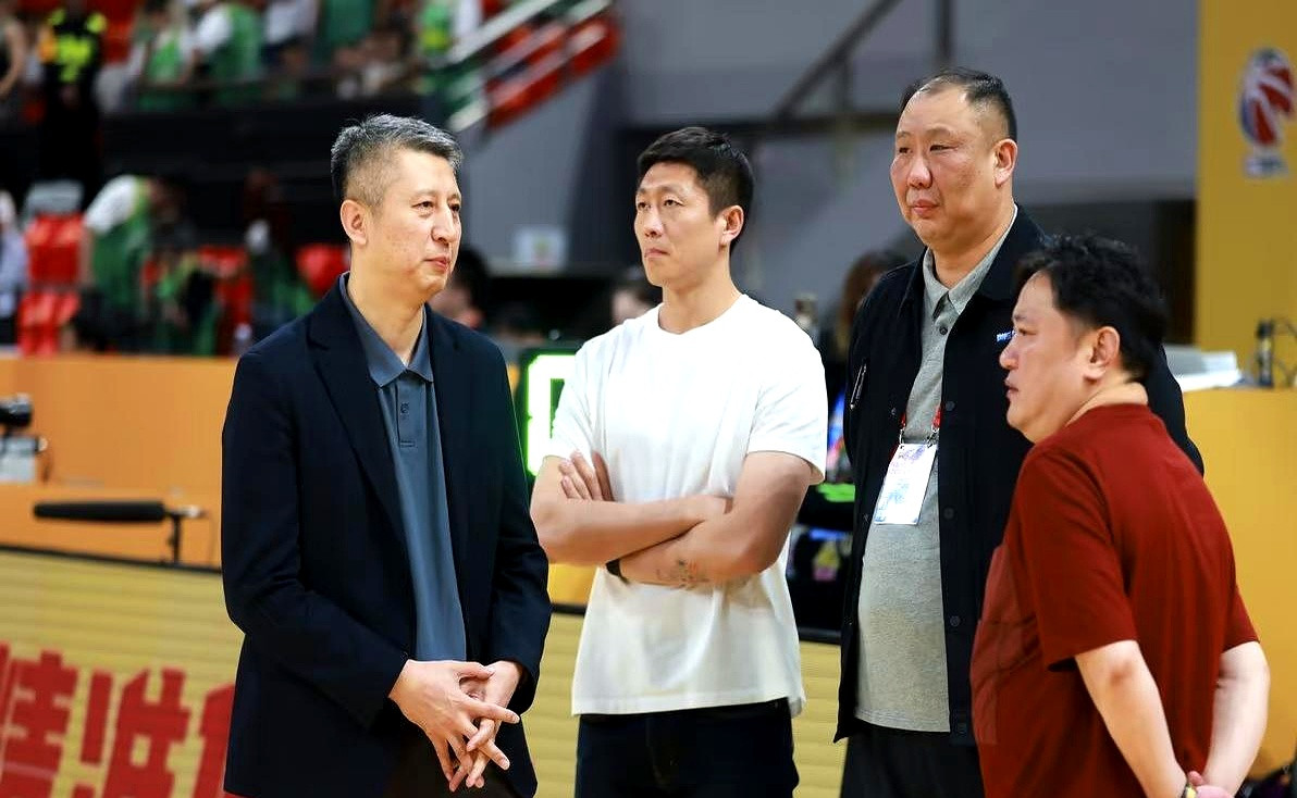 篮协现在是不敢换、也不敢留郭士强，横竖选都是错。满网都在吵着要郭士强交出帅印，但很少有人琢磨过管理层