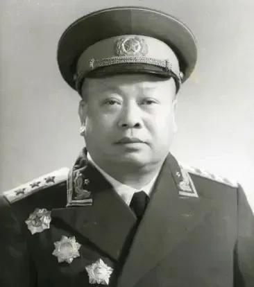 1927年深秋的赣南，赖家大院的油灯亮到后半夜。账房先生看着账本直搓手，五十