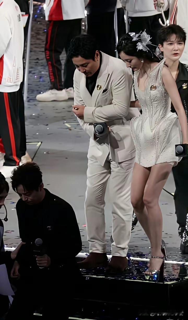 沈腾和杨幂真是相互扶持啊!只要同台,就要延续扶与不扶的梗,杨幂的恨天高高跟鞋,沈