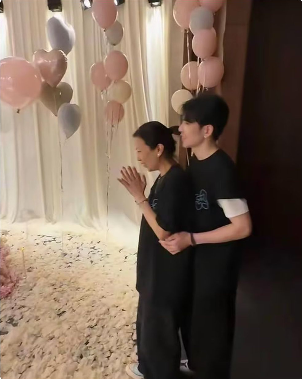 萧敬腾巡演现场为妻子庆生整面粉色花墙好浪漫