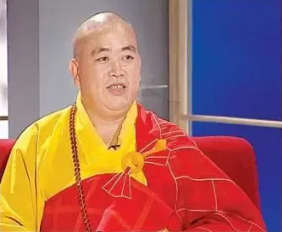 听说他总资产1000多亿美元，有170多个私生子，还有几十个情人，关键在世界各地