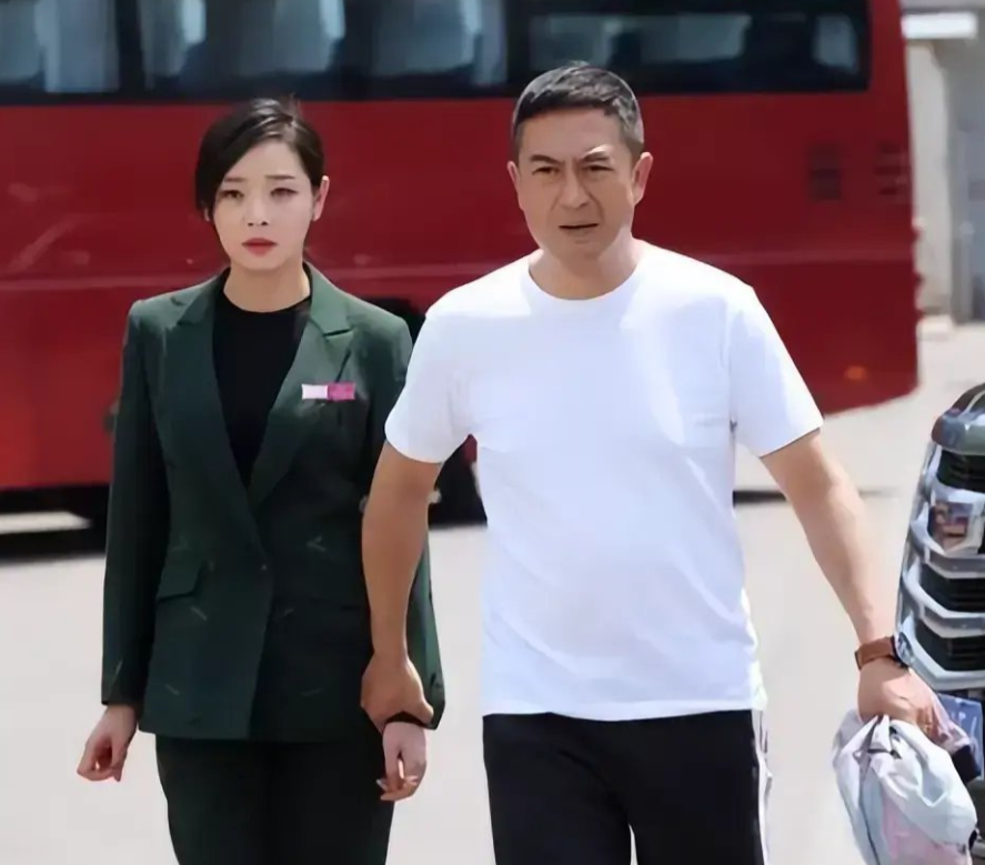 张嘉益有个邪门定律：谁跟他搭戏谁火。偏偏有个人，连演四次他老婆，愣是没火起来。王