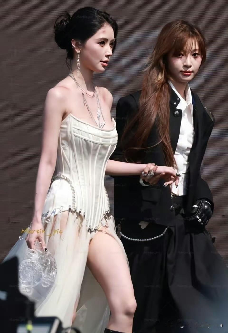 两大网红痞幼和方圆能被称为网红界的林志玲和王心凌，还是有一定道理的，看她俩这红毯