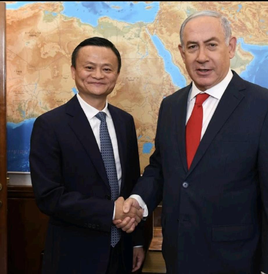 马云和内塔尼亚胡握手。内塔尼亚胡的头比马云的大，都说头大的人聪明；马云的头