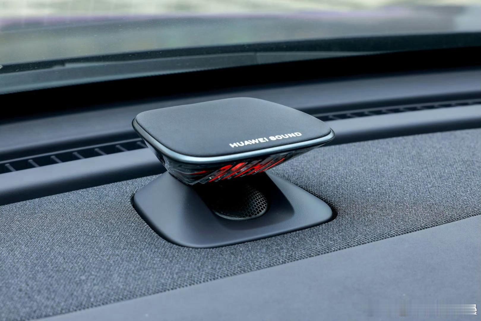 “智能=新能源”的认知该破了。天籁·鸿蒙座舱一出，让大家都意识到了：原来传统燃油