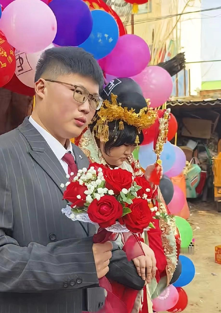 大衣哥的女儿雪梅结婚了，新郎果然是踏实的本分人，婚礼朴素接地气。大衣哥的儿子