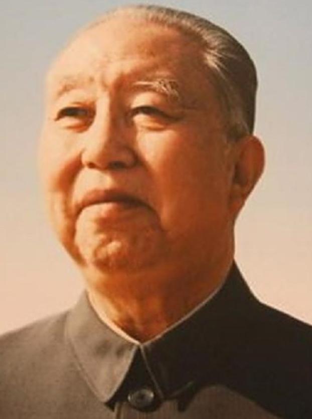 2008年8月20日，华国锋在北京因病去世，中央按照惯例，将华国锋的骨灰葬入八宝