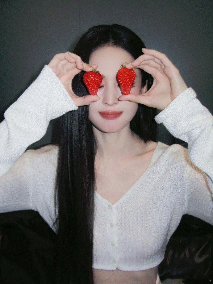 娜扎喂我吃草莓了哈哈哈，完全就是被娜扎甜晕，娜扎投喂草莓也太宠了，温柔的姐姐谁能
