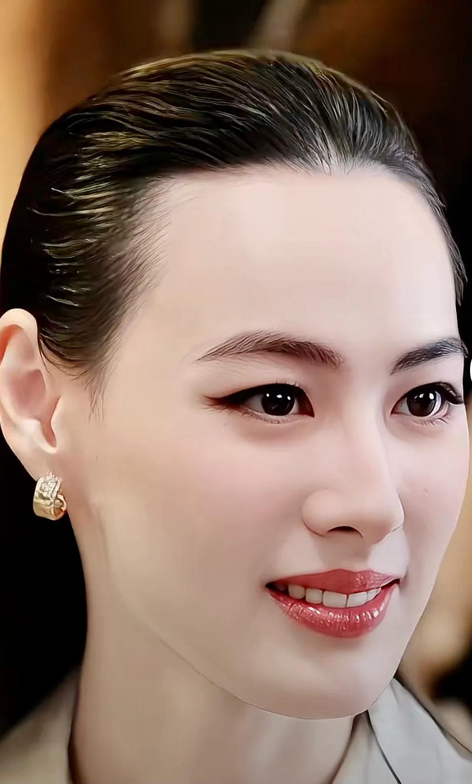 梁洛施，长了一张男人脸。耳高于眼，奇相，生了三个儿子，还这么漂亮真难得！不过