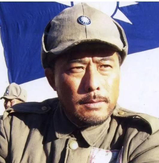 1948年12月22日，解放军攻入新保安，35军军长郭景云很顽固，掏出手枪连开