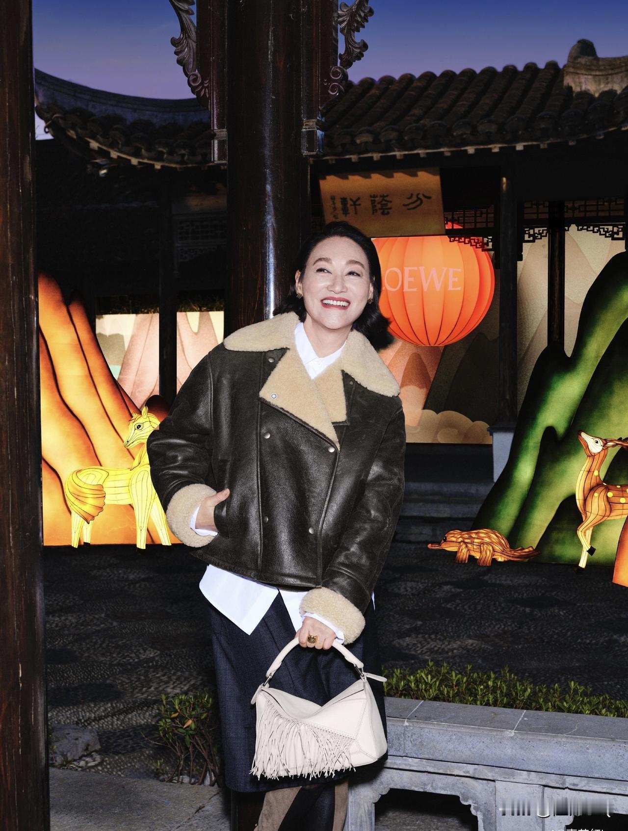 惠英红和蒋欣撞衫，惠英红竟然赢了。红姐不但演技杆杠的，时尚表现力也超强悍的。