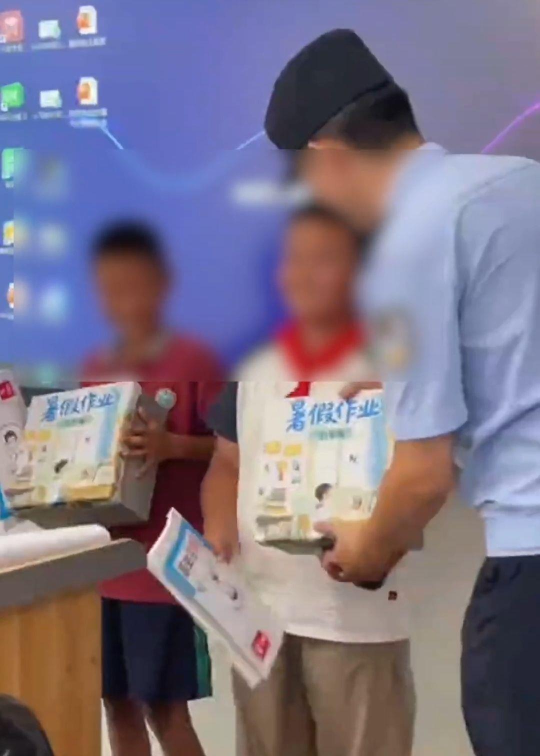河南3名小学生发现罂粟后，连忙告知民警。没想到，警方给三人发奖励时，却直接拿来了