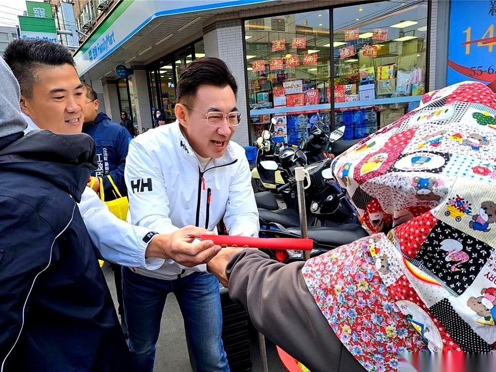 台中这盘棋，风向说变就变。不久前，颜宽恒还站在杨琼璎旁边，拍着胸脯说，我们山海