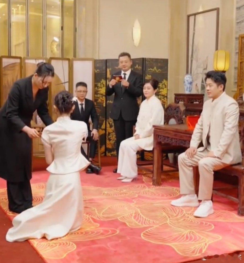 辛巴举行隆重仪式收徐婕为徒，这拜师仪式整得跟短剧上武林大会似的.…这到底是进步了