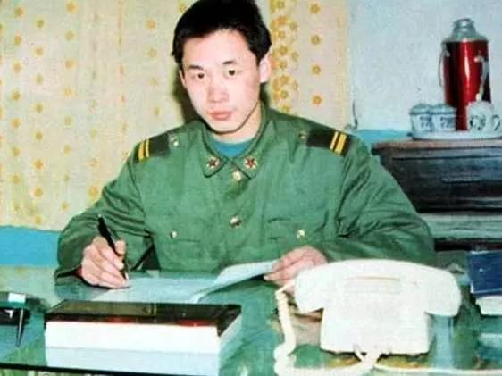1995年，19岁的解放军梁强回家探亲，途中发现大巴车司机违规加油，上前阻止