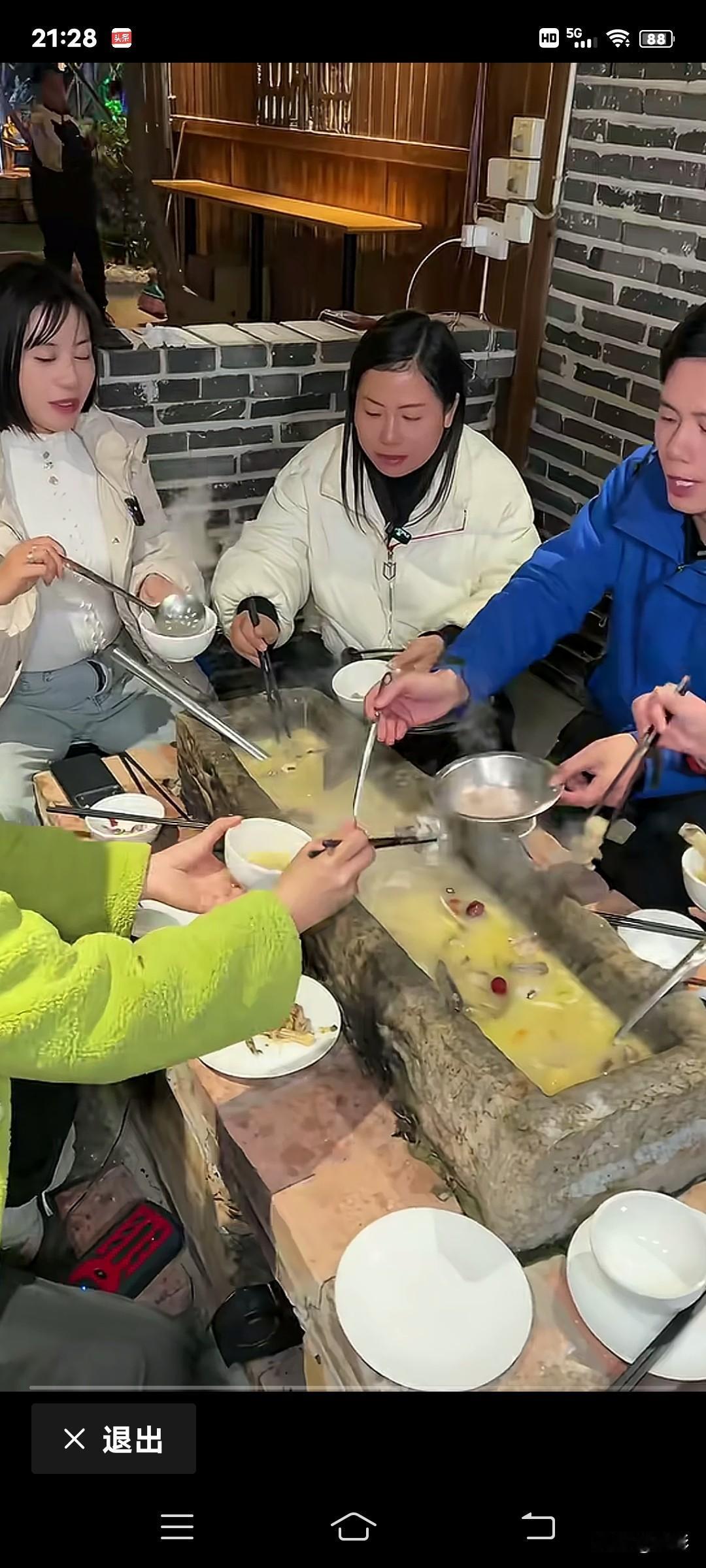 万万没有想到！石槽火锅确实是别出心裁！石槽，一种长方体石头槽子，在过去生产队时期