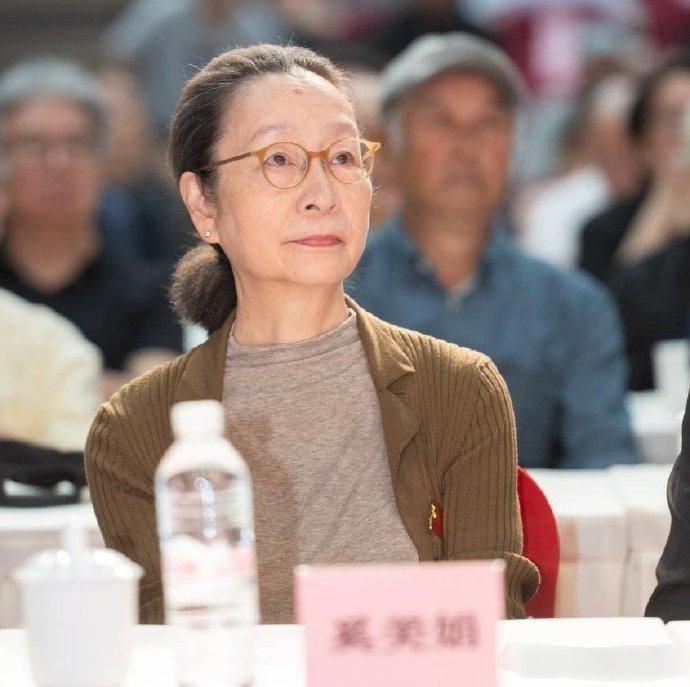 奚美娟老年状态惊艳不？确实很优雅，穿裙子不搭配运动鞋，头发从来不披肩但要说她