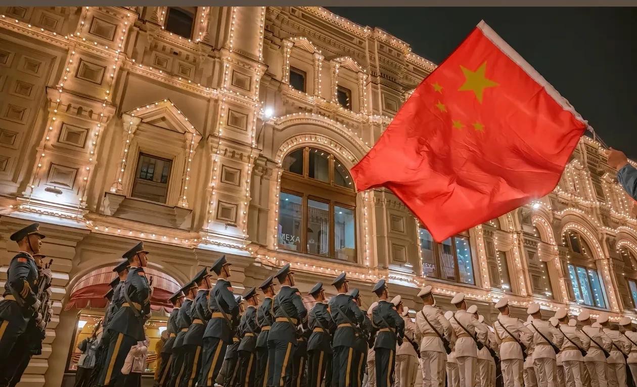 中国仪仗队，最帅的天团！整齐划一，动作干脆，目光如炬，表情坚毅，真的是台上一分