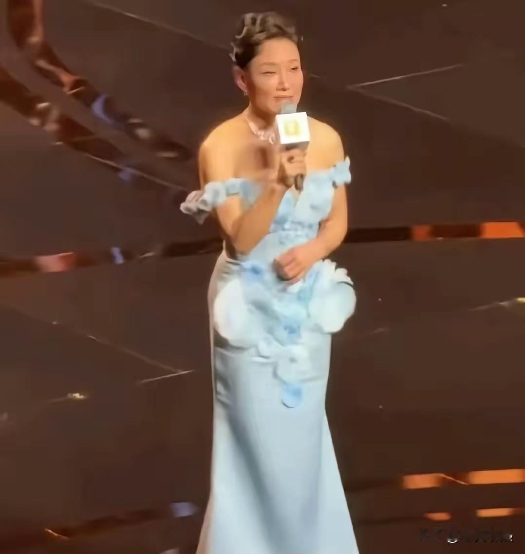 上海电影节红毯，怪事出现了。65岁的陈冲，穿着天蓝色一字肩鱼尾裙，刚说一句“很