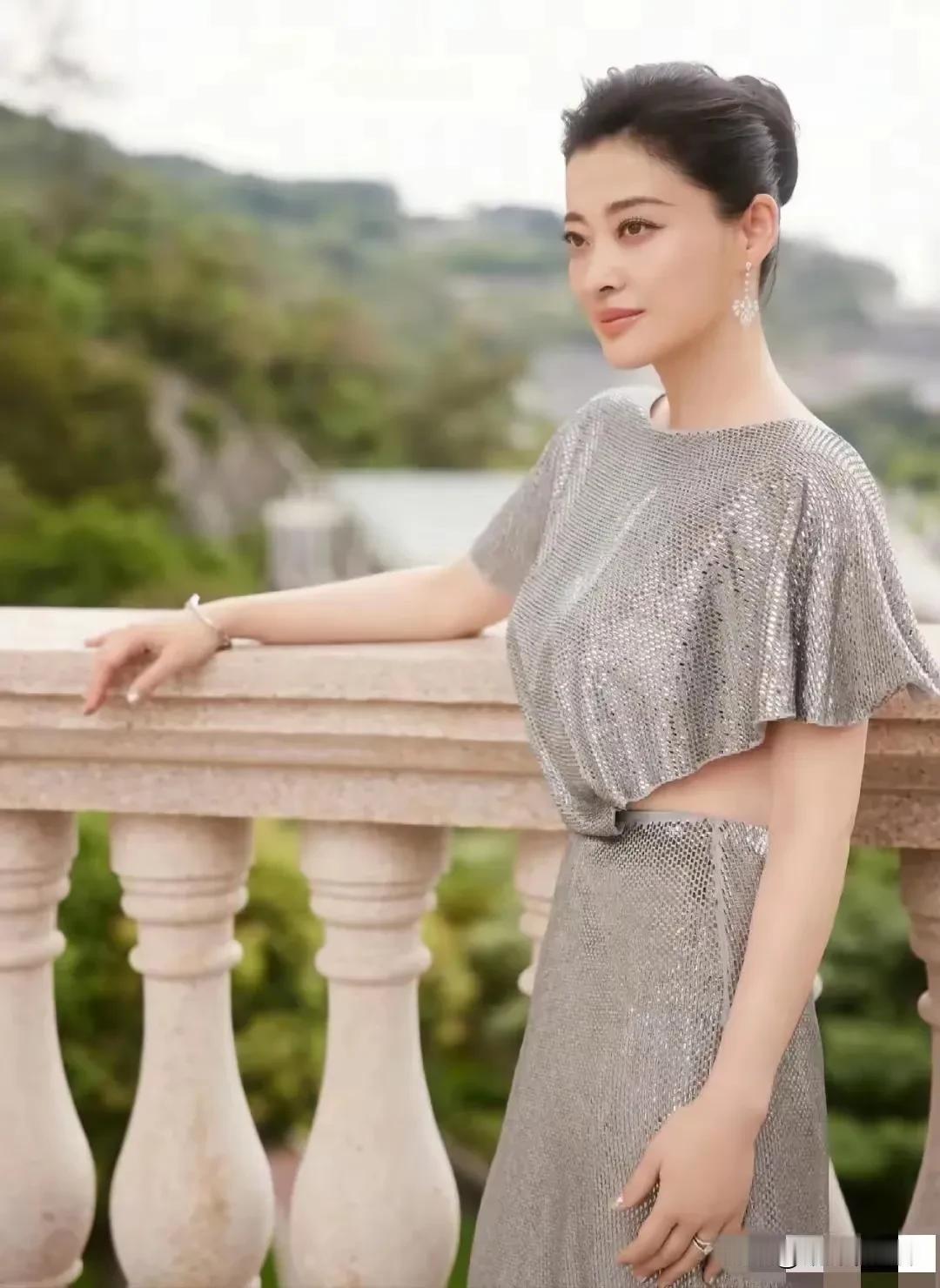 50岁的梅婷是越来越敢穿了！梅婷这身银色礼服裙，从正面看仿佛平平无奇，但一转身！