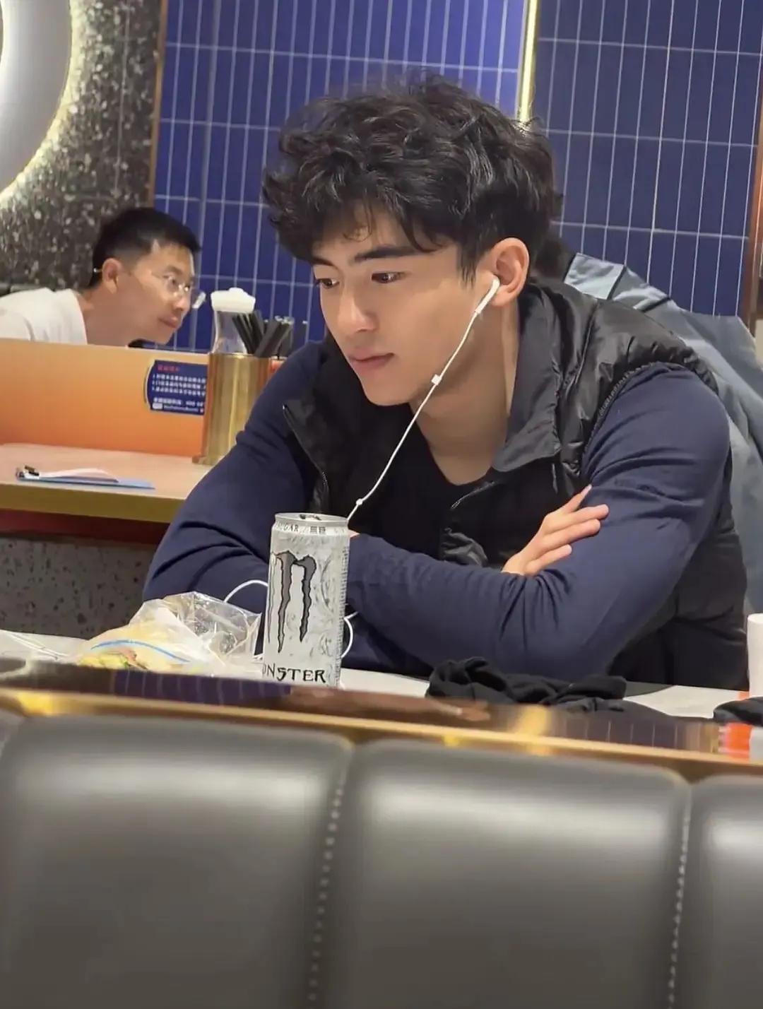 同时期的谢霆锋与两个儿子的对比照，突然感觉两个儿子颜值更高一些，五官完全长开了，