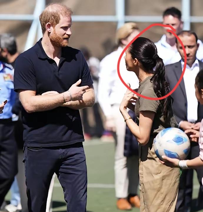 梅根这头发，还真是有点为难造型师呢？为何？因为她天生的卷发，真的很难做造型，据