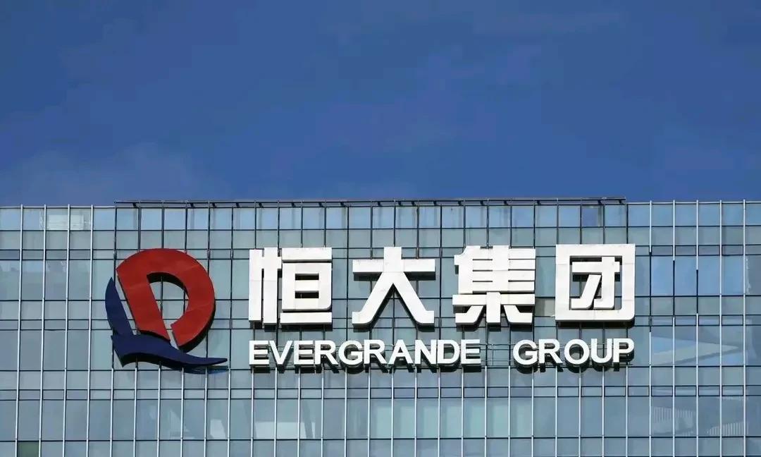 许家印在香港的豪宅下挖出464米地牢，有几个足球场大，挖开后里面非常豪华，据说恒