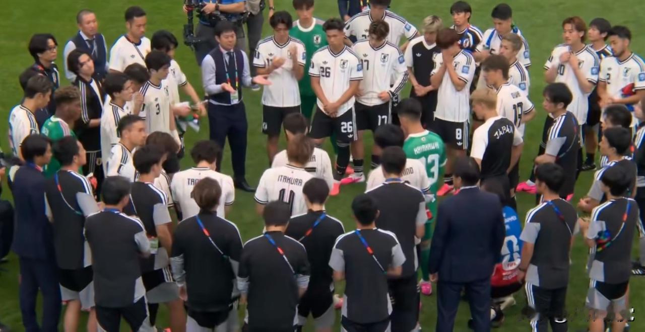 世界杯16强战读秒失误1:2输给巴西被淘汰出局后，日本男足还有心情在球场上围成一