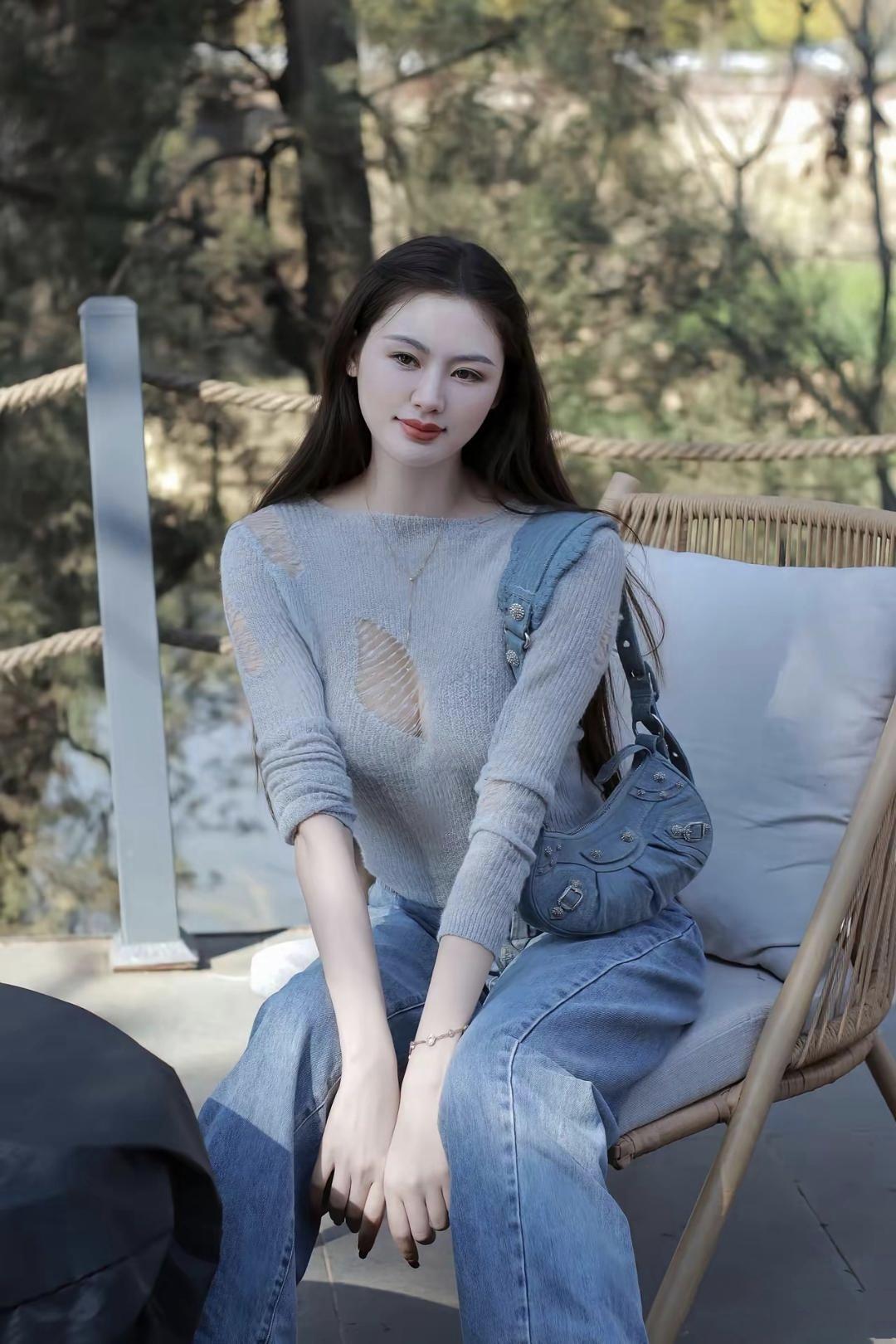 美图欣赏，看图写诗，情感解读《晴日闲居》婉约古风：晴光穿林落浅衫，