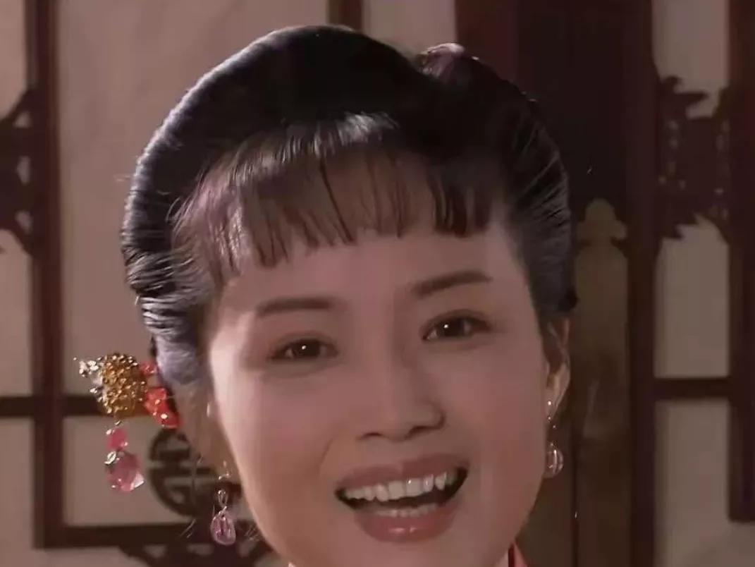 在《大宅门》中，黄春作为白景琦的正房，虽是私生女，自小被詹王府送到乡下抚养，但至
