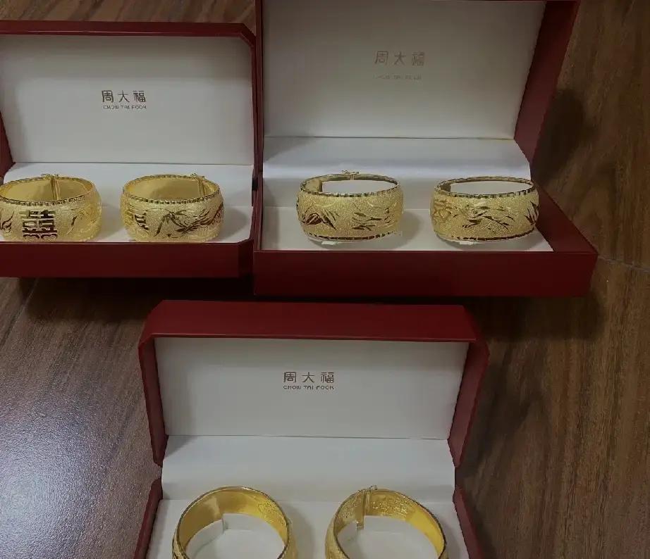 王曼昱刚拿下双冠，48小时不到，两个品牌就官宣合作。旗舰店连夜换上她的海报，