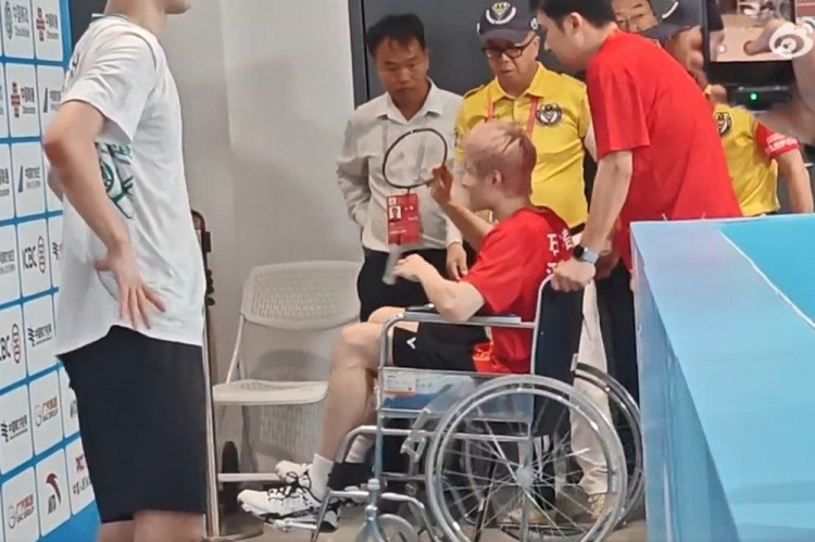 全运会羽毛球男单1/4决赛, 石宇奇先胜一局后因伤退赛