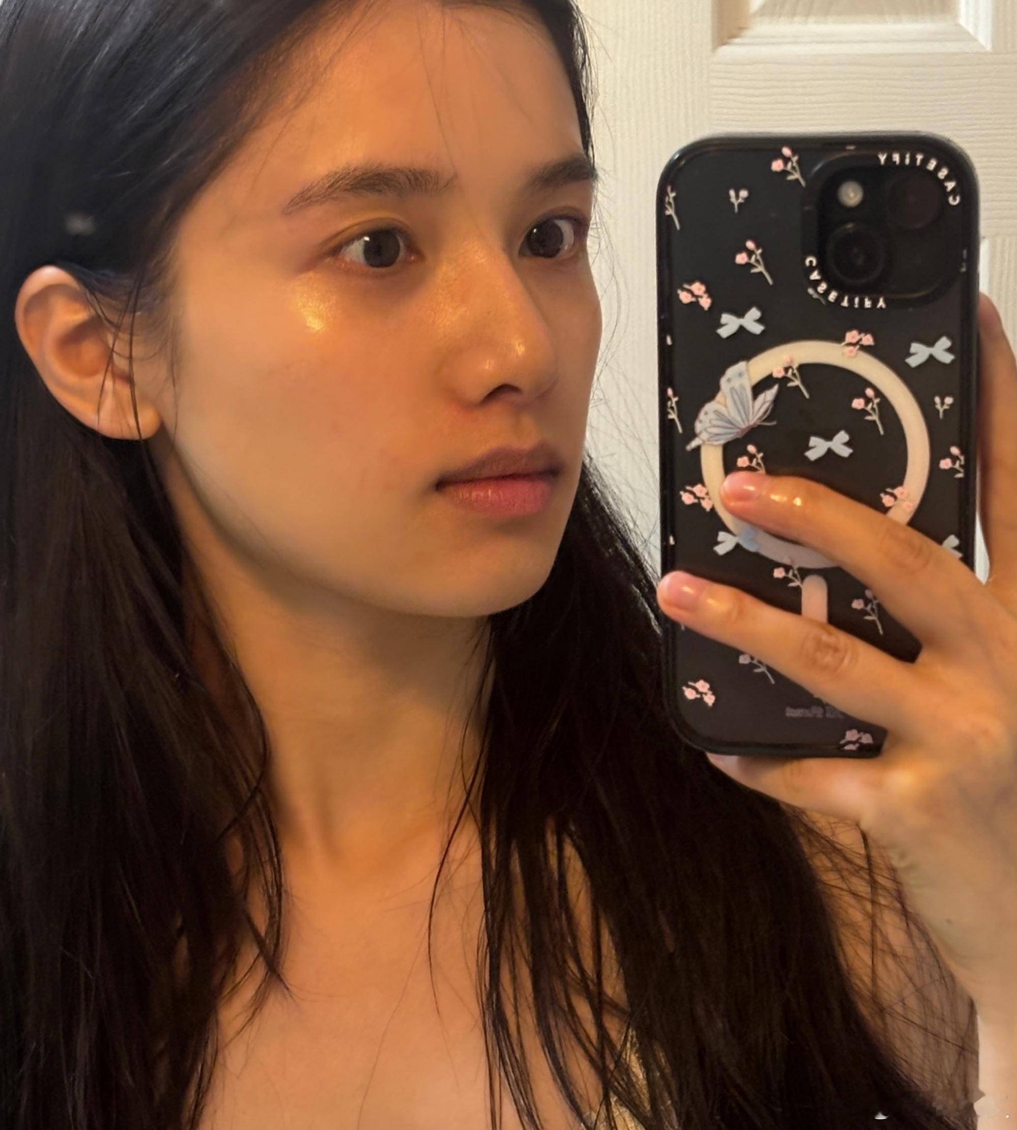 张婧仪妆前素颜状态此女每天睡醒照镜子，都被自己的素颜美一大跳