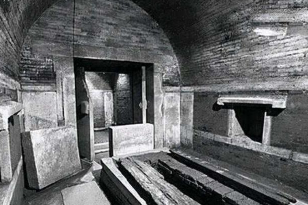 1908年慈禧太后去世，李莲英请求回老家养老。隆裕太后面色不善，心想：“你做了多