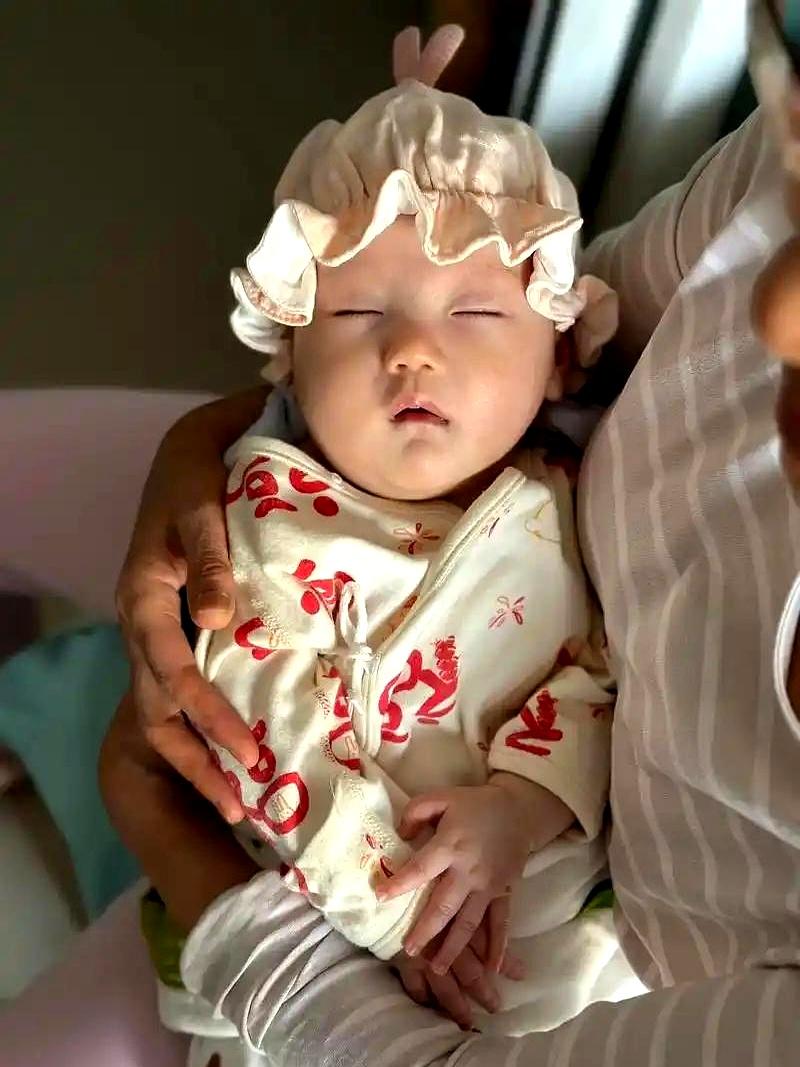 “有赤天无赤儿”这句话听过吗？说白了就是天再热，小婴儿也怕冷！为啥？孩子心