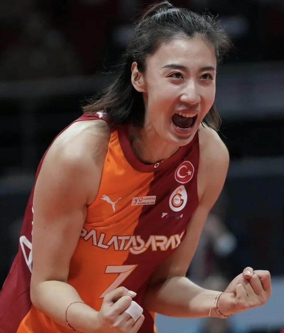 媛媛留洋夺首冠，神勇七连发助力加拉斩获欧联杯冠军！中国女排主力副
