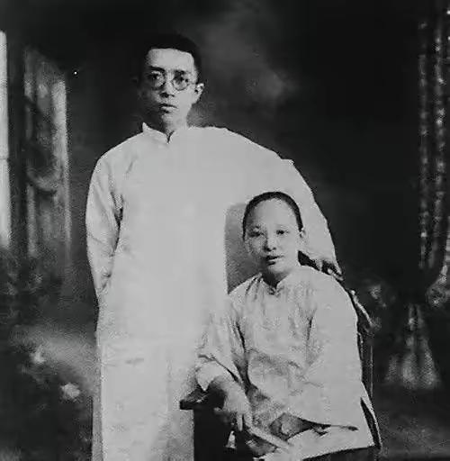 1917年，江冬秀等了13年，终于如愿嫁给胡适。新婚夜，江冬秀却让胡适睡地上，胡