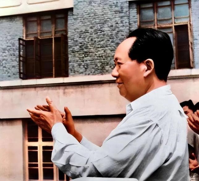 1949年9月30日，毛泽东以575票当选主席，距离“满票”缺了一票，周恩来找到