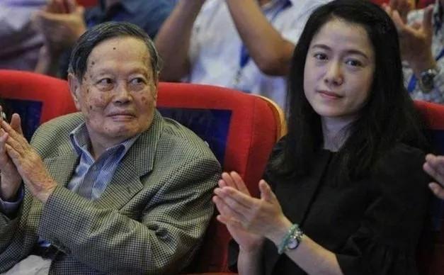 2022年,100岁的杨振宁躺在床上,轻轻喊了一声翁帆,翁帆赶紧走过来问:“怎么