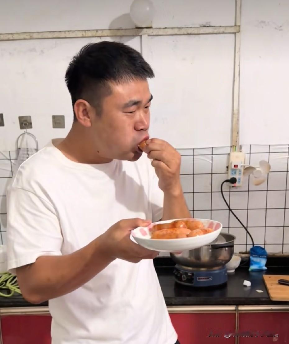 小故事！看看半熟这个吃货，三下五除二，一盘子小肠就吃完了。也不知道