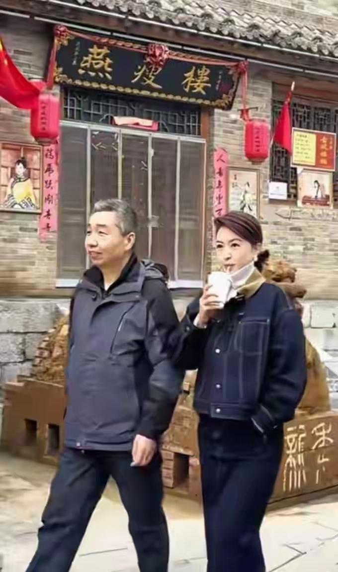 主持人张蕾古镇游玩，穿牛仔上衣搭配半身长裙，优雅又时尚！张蕾游玩，被网友认出，