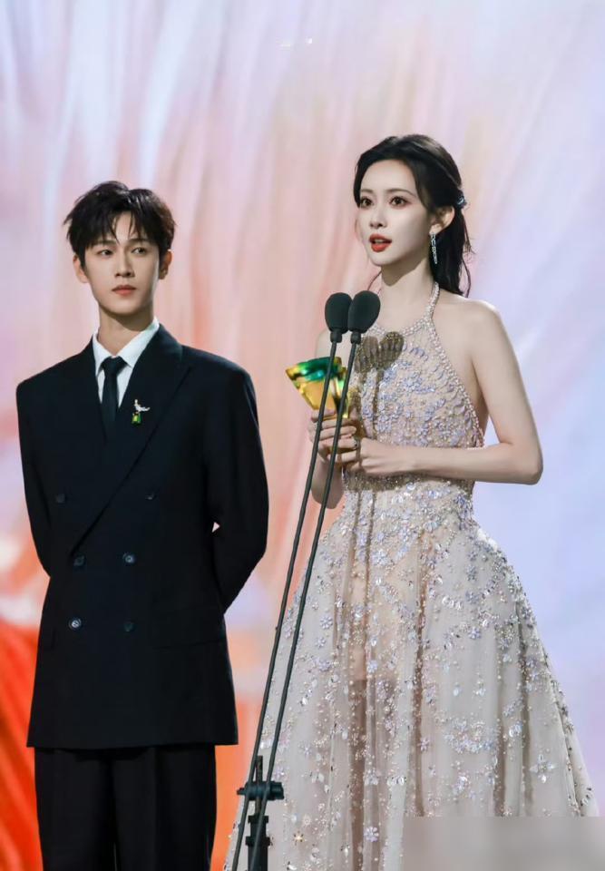 刚被狗仔爆夜宿孟子义楼里，李昀锐转头在巴黎跟王楚然连喝3天下午茶！去年10月