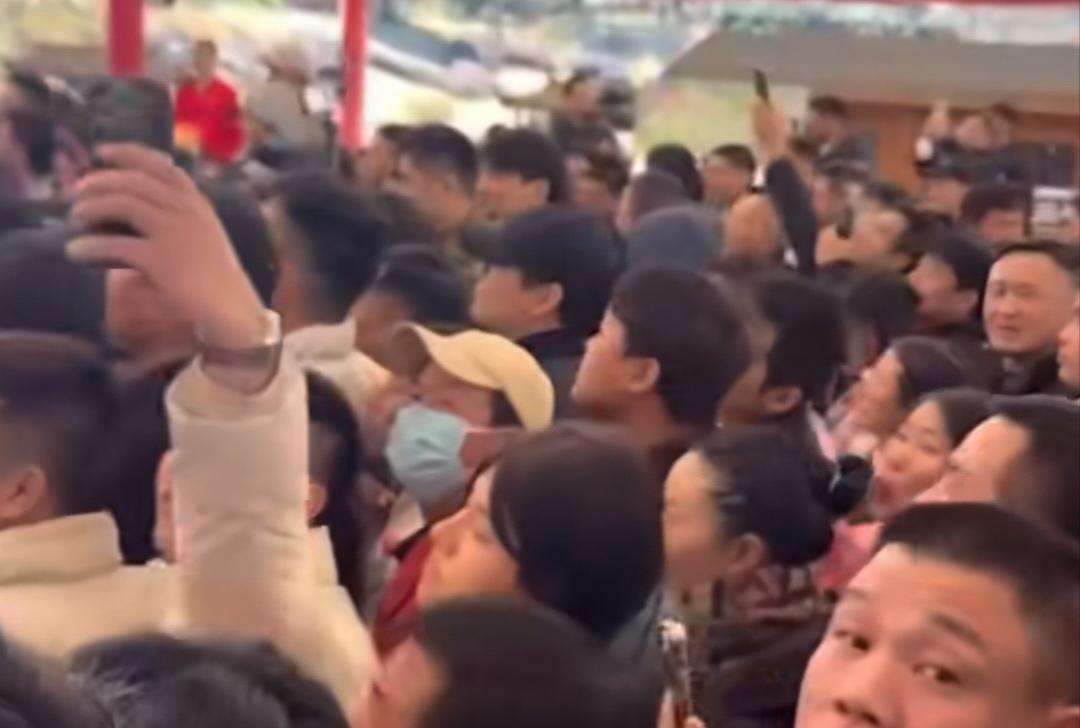 一档荒野求生栏目火了，11月21日湖南张家界，第三届荒野求生线下报名现场人山人海